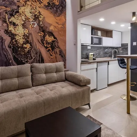 Base * بودابست