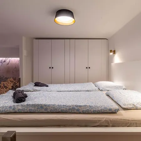 Base * Βουδαπέστη